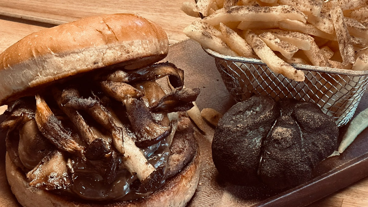 カリフォルニアモーターズ内の「STARK COFFEE」に新メニュー！黒