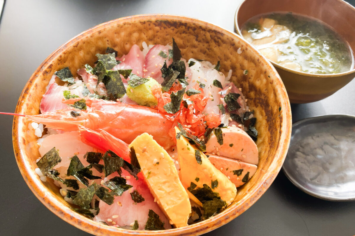 戸ヶ崎の「磯料理 魚匠」さんでランチ！上海鮮丼とユッケ丼をいただい